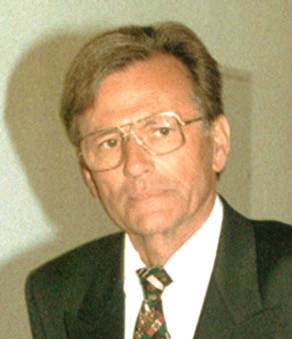 Voici le bon docteur KROMBACH, condamn par la France  15 ans 
de rclusion criminelle et qui malgr un mandat international coule des jours paisibles en Allemagne....